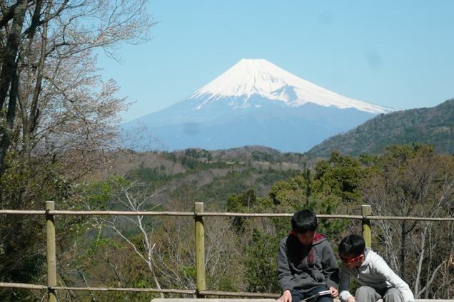 富士山と子供たち